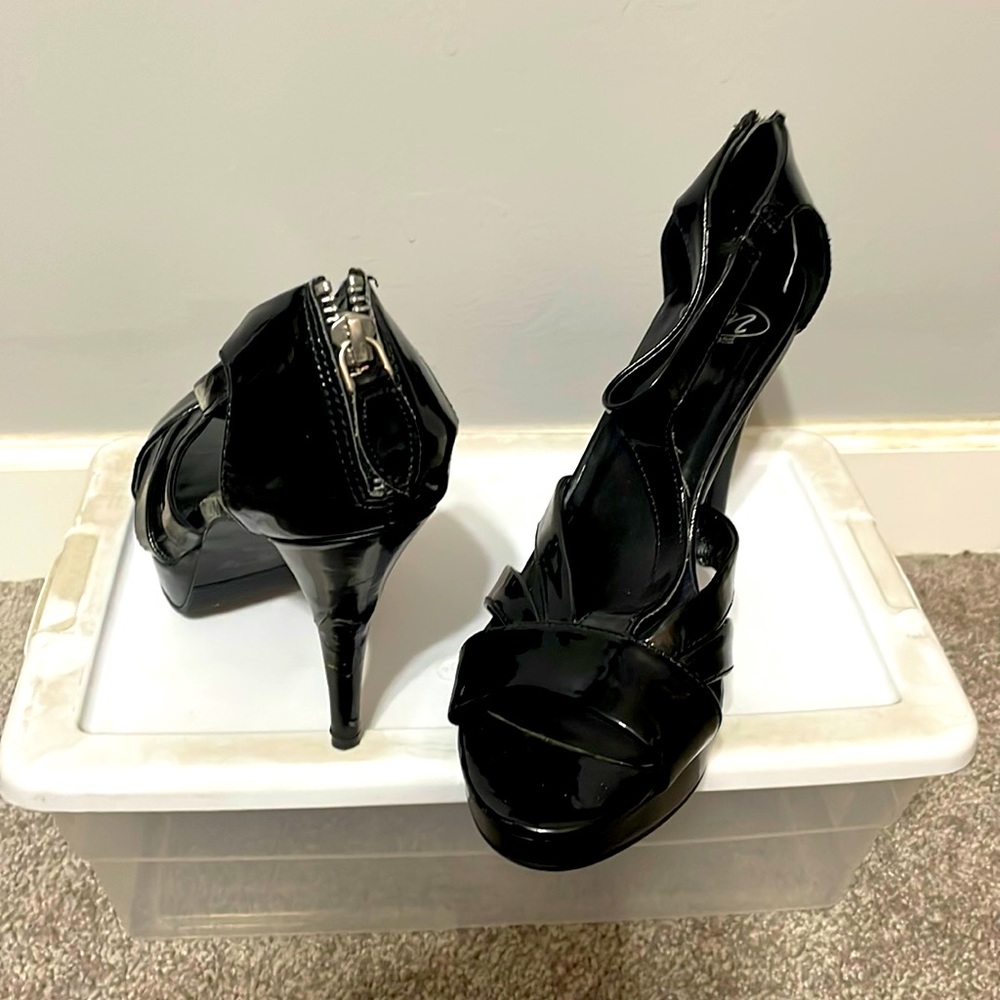 Size 9.5 black heels